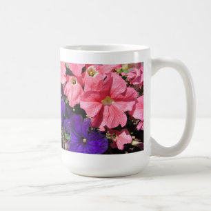 Rosa und Lila Petunias Kaffeetasse