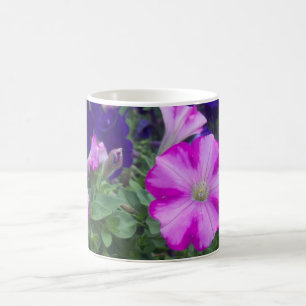 Rosa und Lila Petunias Kaffeetasse