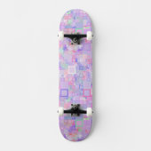 Rosa und Lila Quadrate Skateboard (Vorderseite)