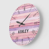Rosa und Lila Wasserfarben Streifen Personalisiert Große Wanduhr (Winkel)