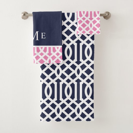 Rosa und marineblaue Trellis-Monogramm Badhandtuch Set (Insitu)