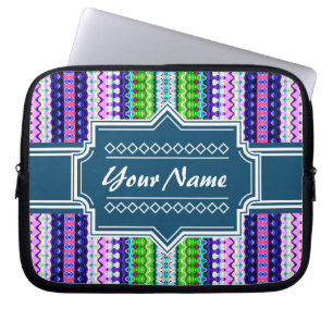 Rosa und Navy Stämme Ikat Zickzack Personalisiert Laptopschutzhülle