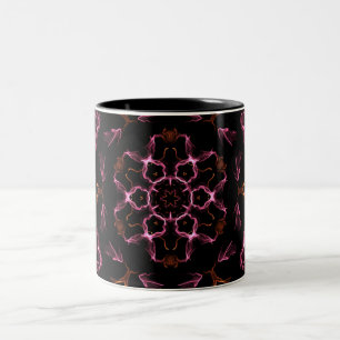 Rosa und Orange Mandala im schwarzen Hintergrund Zweifarbige Tasse
