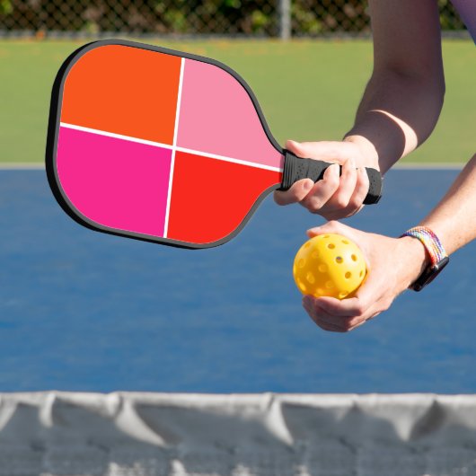 Rosa und orange Quadrate Pickleball Schläger (InSitu)