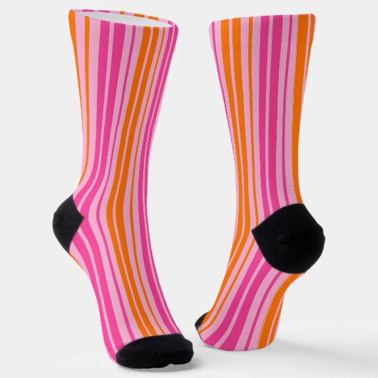 Rosa und orange vertikale Streifen Design Socken (Gewinkelt)
