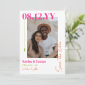 Rosa und orangefarbene Arrow Typografie Foto Save  The Date (Stehend Vorderseite)