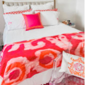 Rosa und orangefarbene Tribal Ikat Fleecedecke