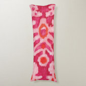 Rosa und orangefarbene Tribal Ikat Seitenschläferkissen (Vorderseite Vertikal)