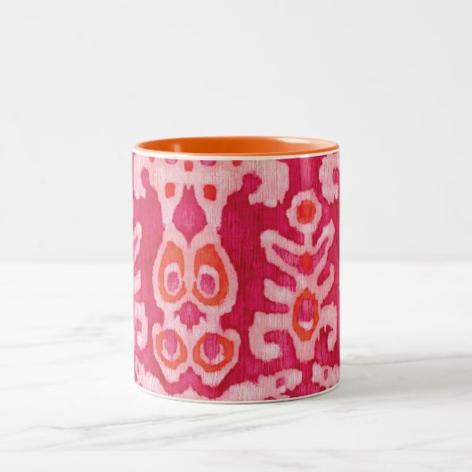Rosa und orangefarbene Tribal Ikat Zweifarbige Tasse (Mittel)