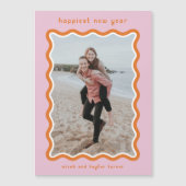 Rosa und orangefarbene Wavy Frame glücklich Neues  Magneteinladung (Vorderseite)