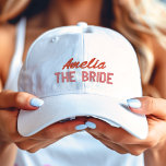 Rosa und Rot Das Brautparty der Braut Personalisie<br><div class="desc">Roter Skriptname mit einer rosa Beschreibung von "The Bride" bestickt Baseballhut-Kappe.</div>