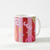 Rosa und rot gestreift, mit Konfettidesign Kaffeetasse (VorderseiteRechts)