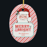 Rosa und Rot | Merry & Bright Keramik Ornament<br><div class="desc">Dieser Weihnachtsschmuck hat ein fröhliches Santa-Design mit Text,  der "Merry & Bright" sagt. Sie können mit Ihrem Namen und Jahr am Ende personalisieren. Auf der Rückseite befindet sich ein weiteres koordinierendes rosa und rotes diagonales Stripmuster.</div>