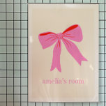 Rosa und Rote Girl Coquette Bow Personalisierter N Poster<br><div class="desc">Fügen Sie eine Touch von Charme zu Ihrem Platz mit diesem rosa und Red Girly Coquette Bow Personalisiert Name Poster. Mit einem spielerischen Bogen-Design in sanften rosa und lebhaften roten Farbtönen verleiht dieses Poster jedem Zimmer eine süße, feminine Atmosphäre. Ideal, um Schlafzimmer, Büroräume oder kreative Räume mit einer personalisierten Touch...</div>