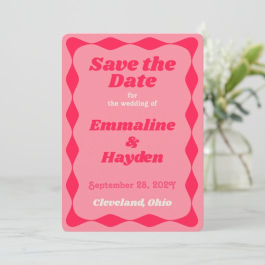 Rosa und Rote Groovy Wavy Border Wedding Save The Date (Stehend Vorderseite)