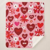 Rosa und rote Herzen und Blume, Motive und Initial Sherpadecke (Vorderseite)