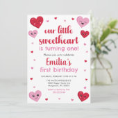 Rosa und Rote Herzen Unser kleiner Liebling Geburt Einladung (Stehend Vorderseite)