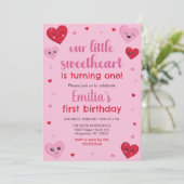 Rosa und Rote Herzen Unser kleiner Liebling Geburt Einladung (Stehend Vorderseite)