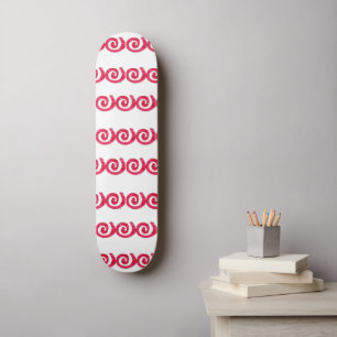 Rosa und rote Spiralmuster auf Weiß Skateboard