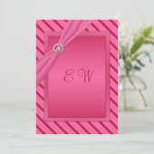 Rosa und roter Streifen-mit Monogramm Einladung (Stehend Vorderseite)