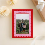 Rosa und rotes Foto<br><div class="desc">Einfach und festlich, macht diese rosa und rote Urlaubsfotokarte Ihre Familie zum Stern in einem hübschen und trendigen Skallopierrahmen. Auf der Rückseite der Karte, die mit einem charmanten Gruß und Namenstext auf der Vorderseite versehen ist, kann man eine längere Nachricht mit Familienaktualisierungen und anderen fröhlichen Botschaften, die Sie während der...</div>