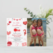 Rosa und Rotes Herz Valentine Twin Erster Geburtst Einladung (Stehend Vorderseite)