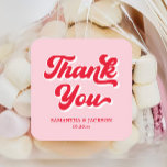 Rosa und rotes Retro Danke für Ihre Hochzeit Quadratischer Aufkleber<br><div class="desc">Die perfekte Ergänzung zu Ihren Gastgeschenke Hochzeiten. Diese einmaligen Gastgeschenke Hochzeiten sind eine günstige und doch schicke Möglichkeit, sich bei Ihren Gästen zu bedanken. Ideal für eine kitschige Hochzeit, eine grobe Hochzeit, eine trendige Hochzeit oder eine eklektische Hochzeit, ergänzen diese Aufkleber jedes Retro-Hochzeitstil. Ob Sie eine Retro-Vegas-Hochzeit, eine Disco-Hochzeit oder...</div>
