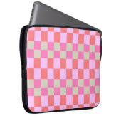 Rosa und sandbeiger Retro-Schachbrettmuster Laptopschutzhülle (Vorne Rechts)