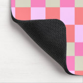 Rosa und sandbeiger Retro-Schachbrettmuster Mousepad (Ecke)