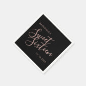 Rosa und schwarz Elegant Sweet 16 Personalisierter Serviette (Ecke)