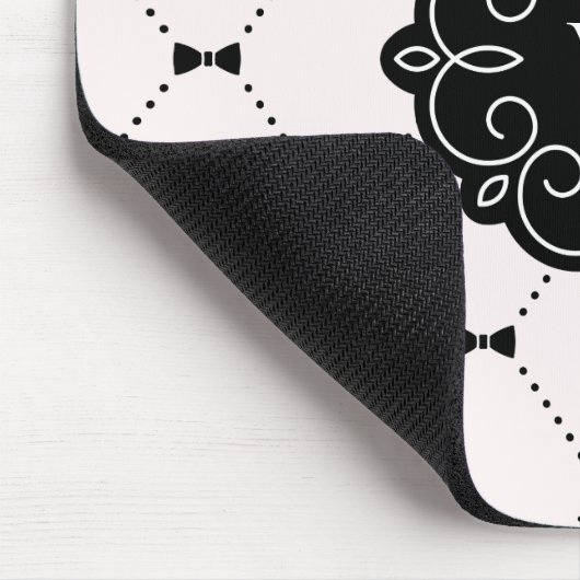 Rosa-und Schwarz-weibliches Bogen-Muster-Monogramm Mousepad (Ecke)
