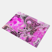 Rosa und schwarze Abstrakte Flüssigkeiten Kunst Fußmatte (Schrägansicht)