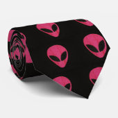 Rosa und schwarze Alien stehen vor der Krawatte (Gerollt)