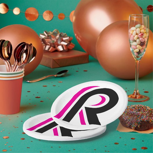 Rosa und schwarze Buchstaben R Pappteller