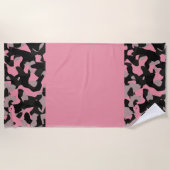Rosa und schwarze Camouflage Strandtuch (Vorderseite)