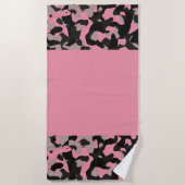 Rosa und schwarze Camouflage Strandtuch (Vorderseite)