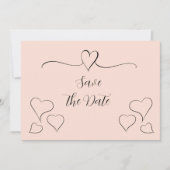Rosa und schwarze Extravagante kalligraphische Her Save The Date (Vorderseite)