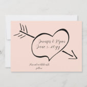 Rosa und schwarze Extravagante kalligraphische Her Save The Date (Rückseite)