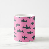 Rosa und schwarze Halloweenboote Kaffeetasse (Mittel)