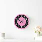 Rosa und schwarze Kreise Runde Wanduhr (Zuhause)