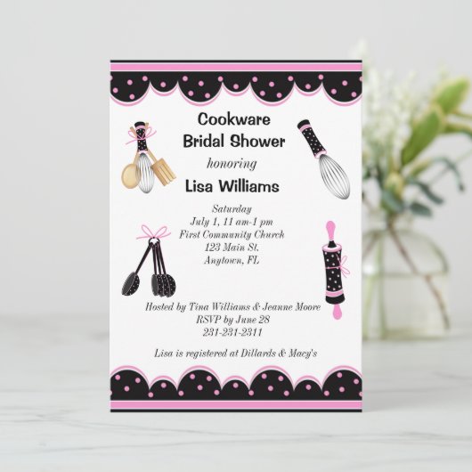 Rosa und schwarze Küchen-Brautparty-Einladung Einladung (Stehend Vorderseite)