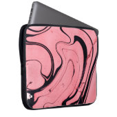 Rosa und schwarze Marmortextur. Handgemalt Laptopschutzhülle (Vorne Rechts)