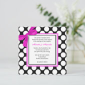 Rosa und schwarze Polka Dot Hochzeitseinladung Einladung (Stehend Vorderseite)