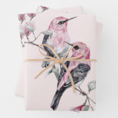 Rosa und schwarze Vögel auf einem Baumzweig Geschenkpapier Set (Beispiel)