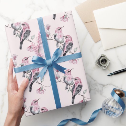 Rosa und schwarze Vögel auf einem Baumzweig-Muster Geschenkpapier (Schenken)