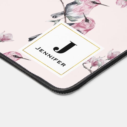 Rosa und schwarze Vögel auf einem Monogramm der Ba Schreibtischunterlage (Ecke)