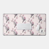 Rosa und schwarze Vögel auf einem Monogramm der Ba Schreibtischunterlage (Tastatur & Maus)