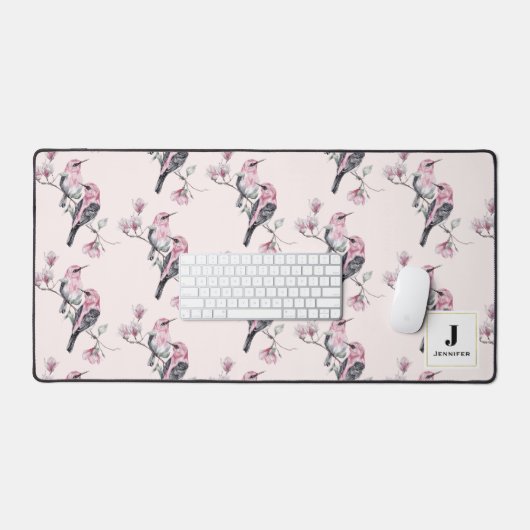 Rosa und schwarze Vögel auf einem Monogramm der Ba Schreibtischunterlage (Tastatur & Maus)