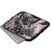 Rosa und schwarzer Marmor Laptopschutzhülle (Vorne Knopf)