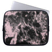 Rosa und schwarzer Marmor Laptopschutzhülle (Vorderseite)